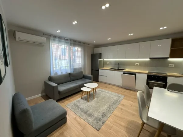 Tirane, jepet me qera apartament 1+1 Kati 1, 61 m² 600 € (Shkolla e Kuqe)