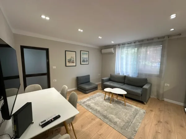 Tirane, jepet me qera apartament 1+1 Kati 1, 61 m² 600 € (Shkolla e Kuqe)