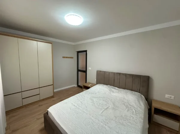 Tirane, jepet me qera apartament 1+1 Kati 1, 61 m² 600 € (Shkolla e Kuqe)