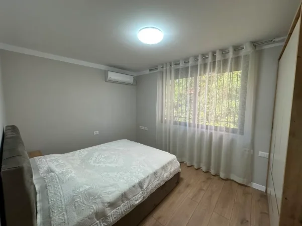 Tirane, jepet me qera apartament 1+1 Kati 1, 61 m² 600 € (Shkolla e Kuqe)