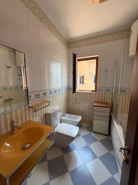 Tirane, jepet me qera apartament 4+1+3 Kati 10, 370 m² 4.500 € (Bllok)