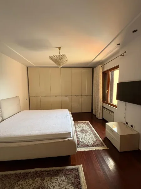 Tirane, jepet me qera apartament 4+1+3 Kati 10, 370 m² 4.500 € (Bllok)