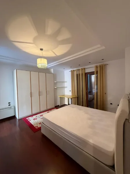 Tirane, jepet me qera apartament 4+1+3 Kati 10, 370 m² 4.500 € (Bllok)