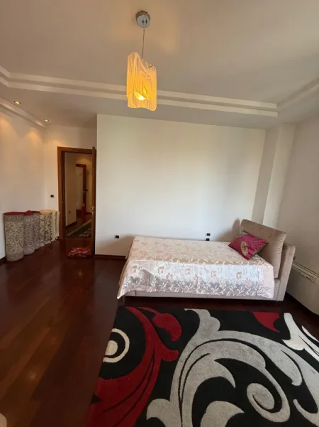 Tirane, jepet me qera apartament 4+1+3 Kati 10, 370 m² 4.500 € (Bllok)