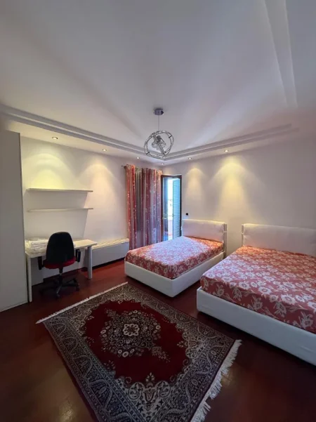 Tirane, jepet me qera apartament 4+1+3 Kati 10, 370 m² 4.500 € (Bllok)