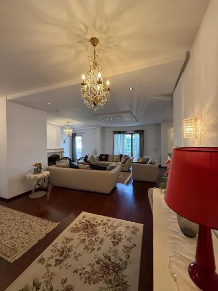 Tirane, jepet me qera apartament 4+1+3 Kati 10, 370 m² 4.500 € (Bllok)