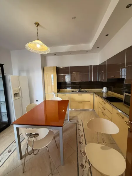Tirane, jepet me qera apartament 4+1+3 Kati 10, 370 m² 4.500 € (Bllok)