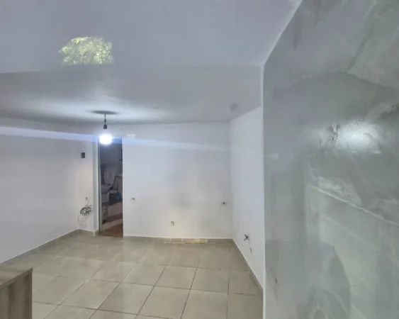 Tirane, jepet me qera dyqan , 20 m² 350 € (rruga e durresit)