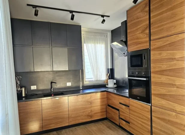 Tirane, jepet me qera apartament 3+1 Kati 3, 145 m² 1.000 € (PRANE KOPSHTIT BOTANIK)