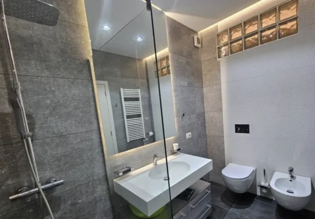 Tirane, jepet me qera apartament 3+1 Kati 3, 145 m² 1.000 € (PRANE KOPSHTIT BOTANIK)