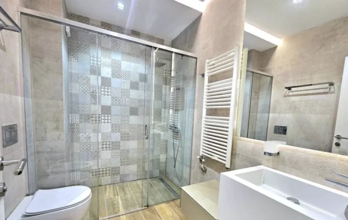Tirane, jepet me qera apartament 3+1 Kati 3, 145 m² 1.000 € (PRANE KOPSHTIT BOTANIK)