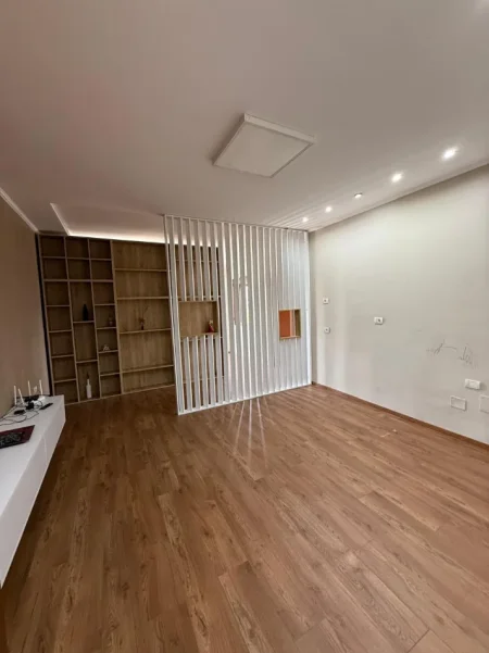 Tirane, jepet me qera zyre Kati 10, 140 m² 2.000 € (Bllok)