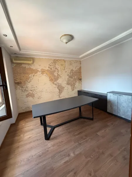 Tirane, jepet me qera zyre Kati 10, 140 m² 2.000 € (Bllok)