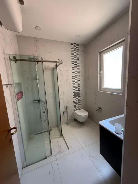 Tirane, jepet me qera zyre Kati 10, 140 m² 2.000 € (Bllok)