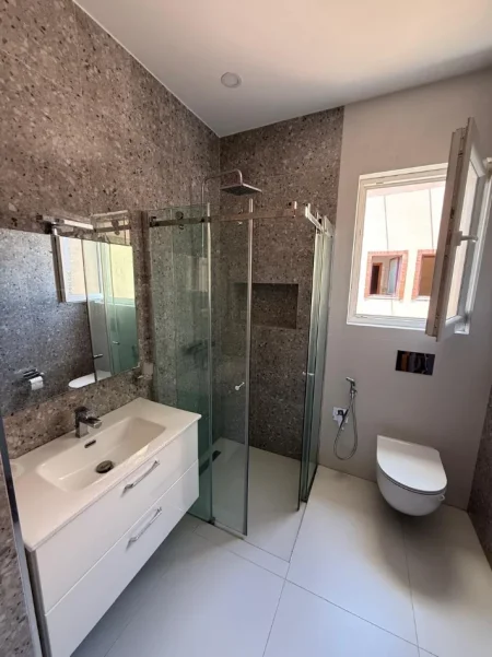 Tirane, jepet me qera zyre Kati 10, 140 m² 2.000 € (Bllok)