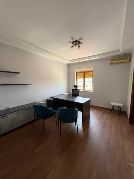 Tirane, jepet me qera zyre Kati 10, 140 m² 2.000 € (Bllok)