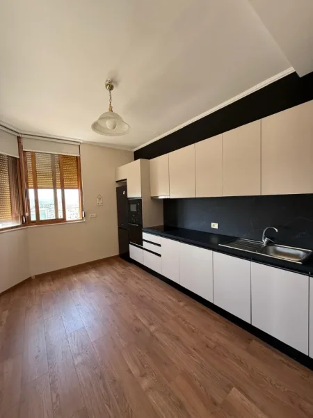 Tirane, jepet me qera zyre Kati 10, 140 m² 2.000 € (Bllok)