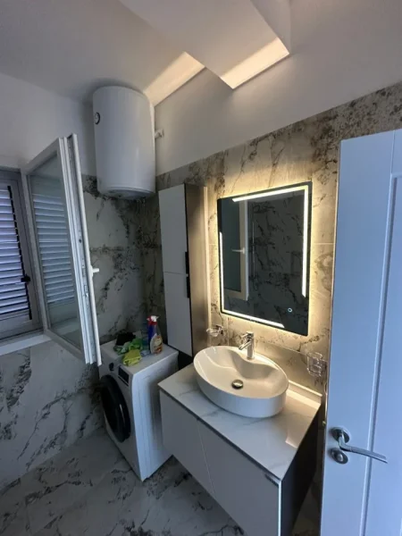 Tirane, jepet me qera apartament 1+1 Kati 3, 65 m² 350 € (Çollak)
