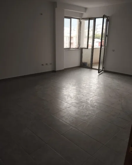 Tirane, jepet me qera apartament 1+1 Kati 2, 80 m² 500 € (Kinostudio)