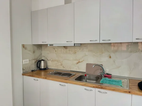 Tirane, jepet me qera apartament 2+1 Kati 2, 80 m² 500 € (unaza e re hotel marinaj)
