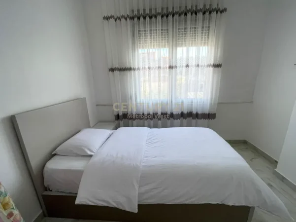 Tirane, jepet me qera apartament 2+1 Kati 2, 80 m² 500 € (unaza e re hotel marinaj)
