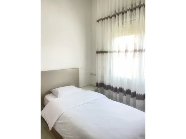 Tirane, jepet me qera apartament 2+1 Kati 2, 80 m² 500 € (unaza e re hotel marinaj)