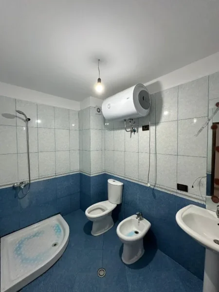 Tirane, jepet me qera apartament 1+1 Kati 4, 70 m² 300 € (Fresku)