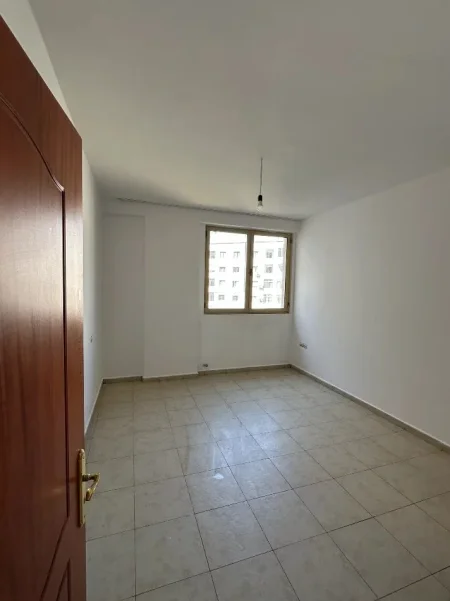 Tirane, jepet me qera apartament 1+1 Kati 4, 70 m² 300 € (Fresku)