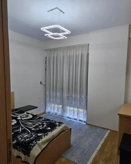Tirane, jepet me qera apartament 2+1 Kati 1, 90 m² 550 € (Rruga 5 Maji)