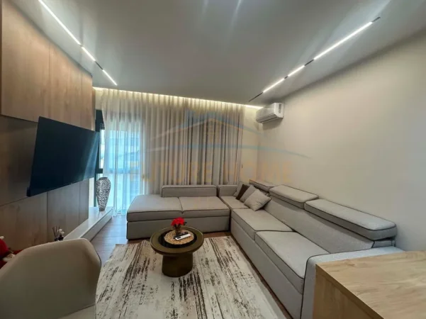 Tirane, jepet me qera apartament 1+1 Kati 6, 50 m² 550 € (UNAZA E RE)