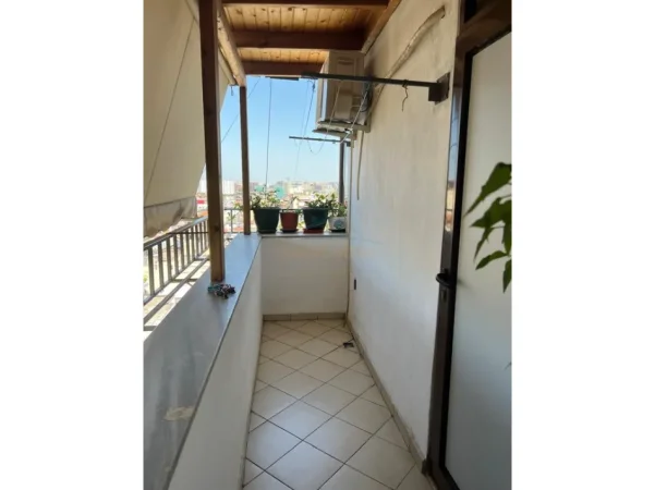 Tirane, jepet me qera apartament 3+1 Kati 8, 120 m² 950 € (Ish parku autobuzave)