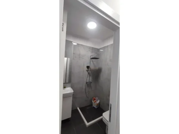 Tirane, jepet me qera garsonier 1+1 Kati 4, 36 m² 450 € (Komuna e Parisit)