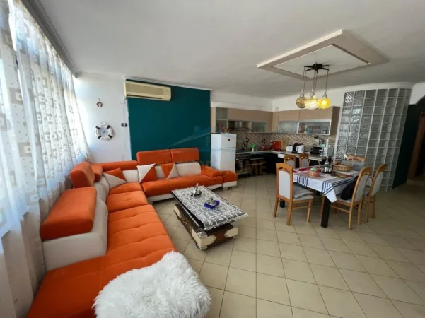 Tirane, jepet me qera apartament 3+1 Kati 8, 120 m² 950 € (ish parku)