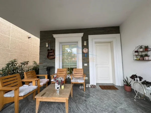 Tirane, shitet apartament 3+1 Kati 2, 320 m² 375.000 € 