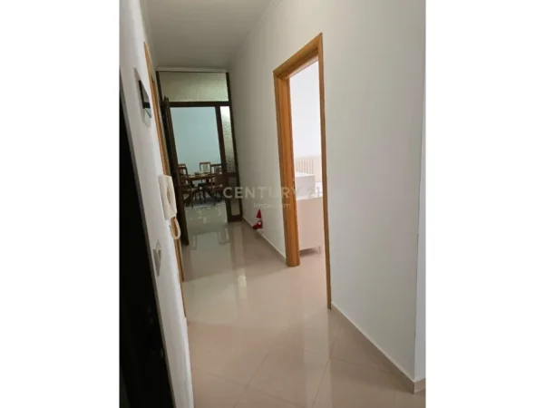 Tirane, jepet me qera apartament 2+1+Ballkon Kati 8, 115 m² 700 € (5 maji)
