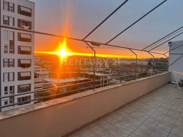 Tirane, jepet me qera apartament 2+1+Ballkon Kati 8, 115 m² 700 € (5 maji)