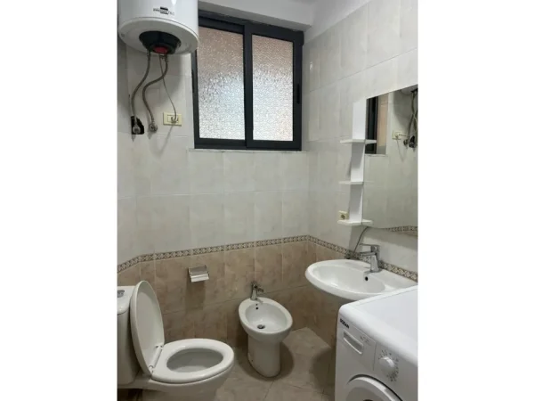 Tirane, jepet me qera apartament 2+1 Kati 7, 102 m² 650 € (SHKOLLA E BALETIT)