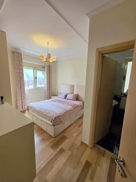 SHITET: Apartament 2+1+2🚾 & 1 Ballkon📍Liqeni Thatë - (Kompleksi FZ) 105m² 🌇 Kati 5 🔥Me Hipotekë, I Mobiluar (230.000€ 💸) 🌐