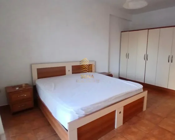Tirane, jepet me qera apartament 1+1+Ballkon Kati 4, 67 m² 500 € (Brryli)