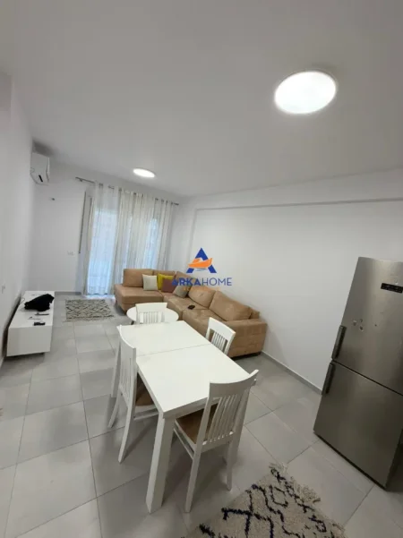 Tirane, jepet me qera apartament 2+1+Ballkon Kati 5, 80 m² 643 € 