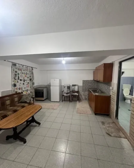 Tirane, jepet me qera apartament 1+1 Kati 1, 220 € (Rruga Idriz Guri)
