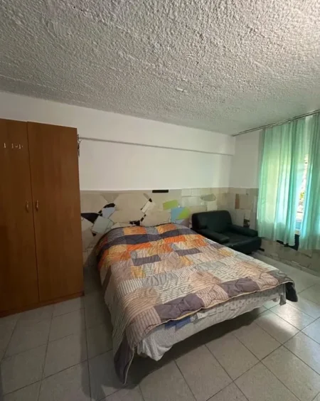 Tirane, jepet me qera apartament 1+1 Kati 1, 220 € (Rruga Idriz Guri)