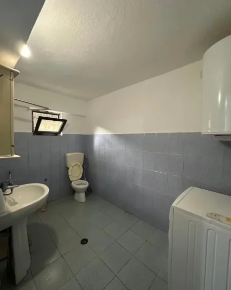 Tirane, jepet me qera apartament 1+1 Kati 1, 220 € (Rruga Idriz Guri)