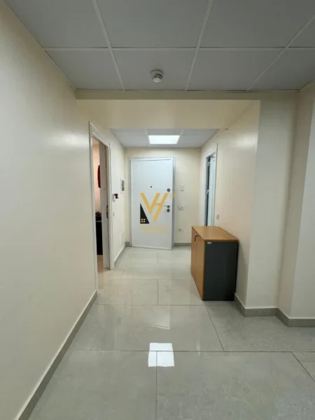 Tirane, jepet me qera zyre Kati 3, 150 m² 2.000 € (RRUGA E ELBASANIT)