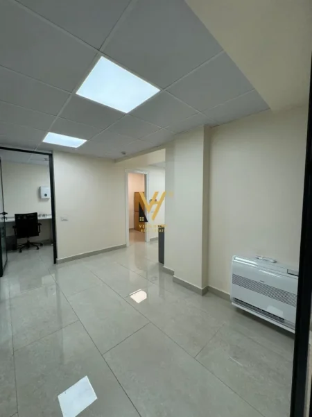Tirane, jepet me qera zyre Kati 3, 150 m² 2.000 € (RRUGA E ELBASANIT)