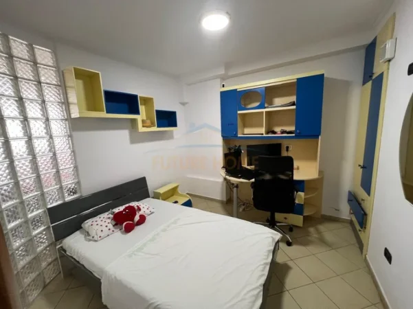 Tirane, jepet me qera apartament 3+1 Kati 8, 120 m² 950 € (Ish Parku i Autobusave)