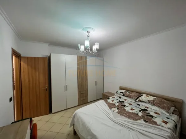 Tirane, jepet me qera apartament 3+1 Kati 8, 120 m² 950 € (Ish Parku i Autobusave)