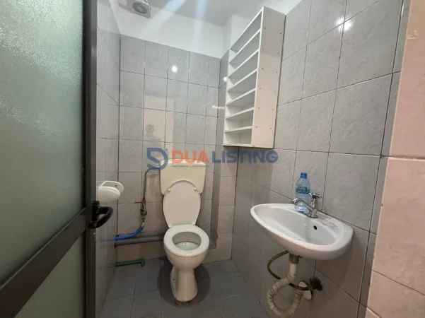 Tirane, jepet me qera dyqan , 134 m² 1.500 € 