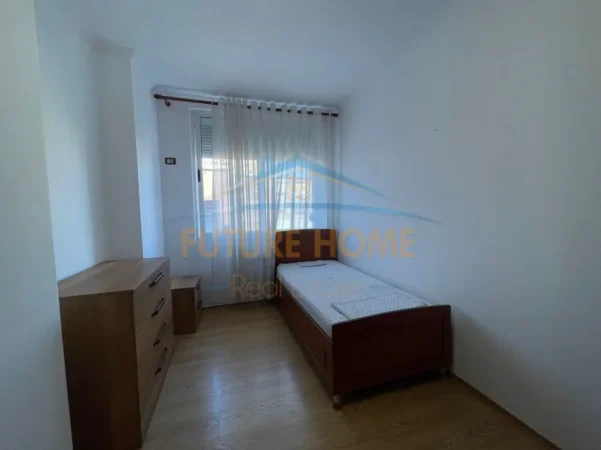 Tirane, jepet me qera apartament 2+1 Kati 4, 114 m² 500 € (RRUGA E BARRIKADAVE)