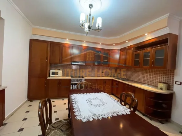 Tirane, jepet me qera apartament 2+1 Kati 4, 114 m² 500 € (RRUGA E BARRIKADAVE)